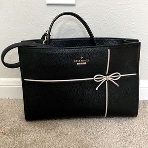 Stylish bag with bow in the front! Absolute Chic!
